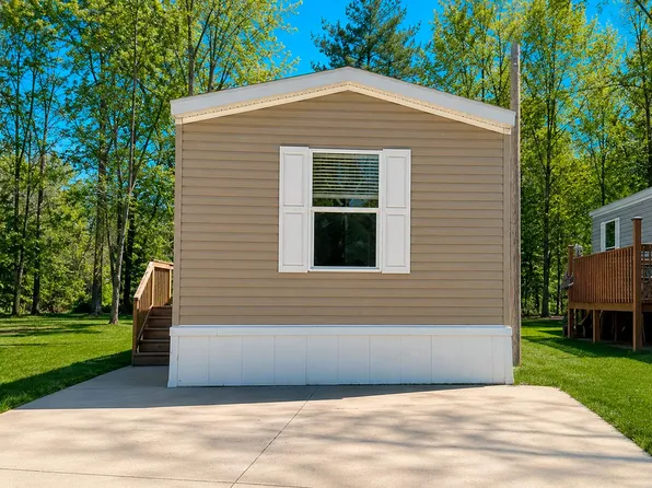 337 Lakeside Dr #18, Delton, MI 49046