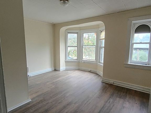 3rd image of 941 Linden Ave APT 2