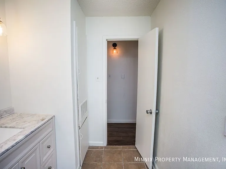 502 2nd Pl — Photo 34