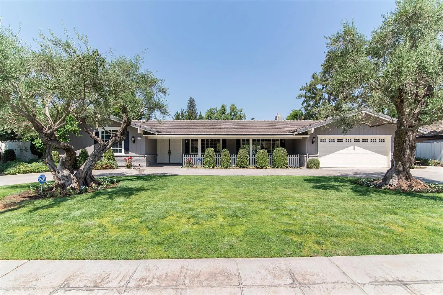 1440 W Bullard Ave photo 1