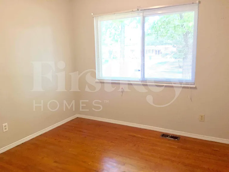 2275 Glenoro Dr — Photo 10