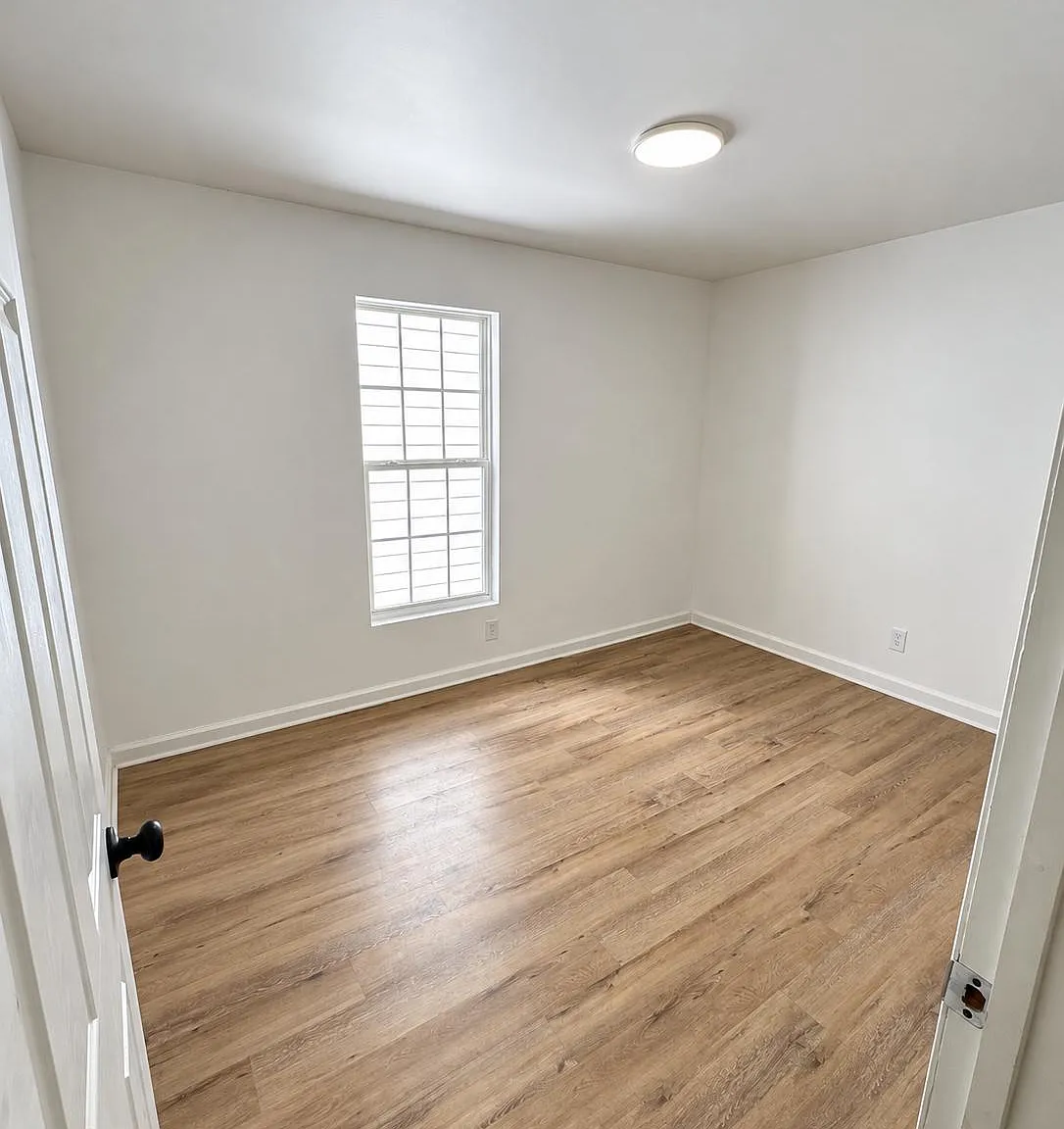 1 bed, 300 sqft, $1,300 — Photo 1