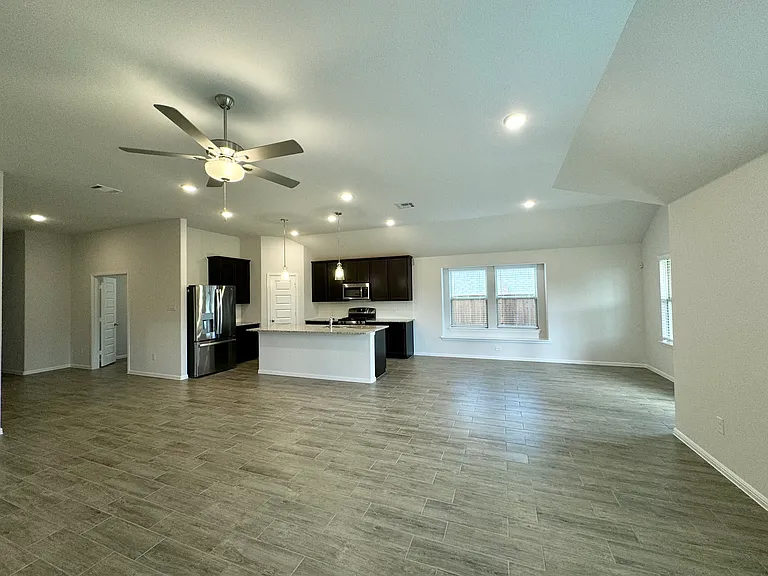 1424 Avalon Ct — Photo 3