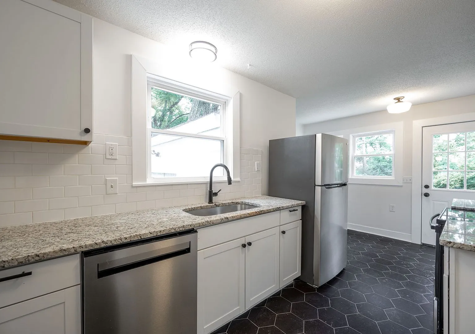 Coming Soon! Spacious 3br/1bth! — Photo 3