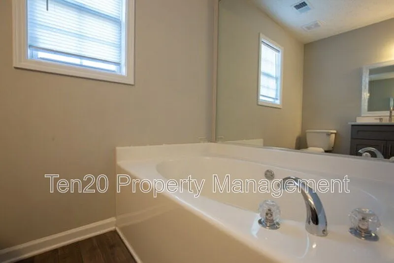 3 bed, 2.0 bath, 1458 sqft, $1,575 — Photo 3