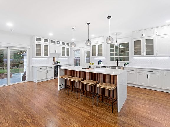 5th image of 434 Sumner St