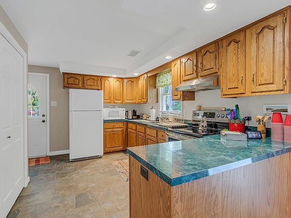 5th image of 127 Coral Dr