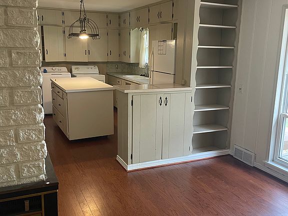 3rd image of 1311 Greenwood Dr