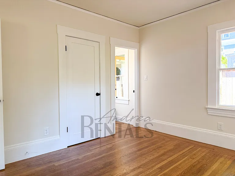 1329 Oxford St — Photo 14