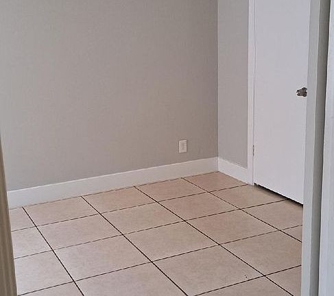 3rd image of 800 Clubhouse Dr APT 4