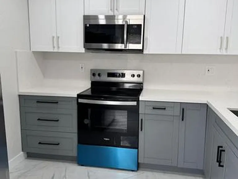2423 Scott St — Photo 4