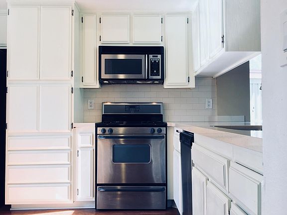 Kitchen - Stainless Steel Appliances, Quartz countertop