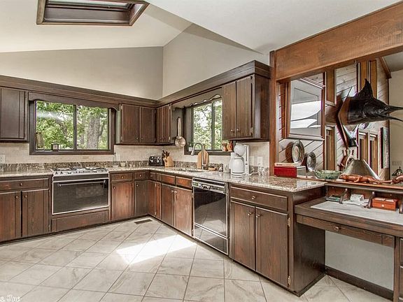 5th image of 166 Lake Harbor Cir
