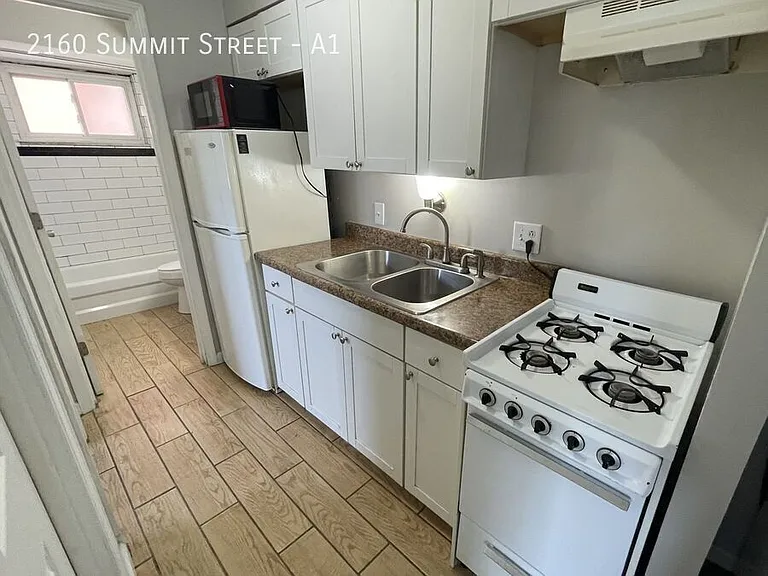 2160 Summit St #A1 — Photo 6