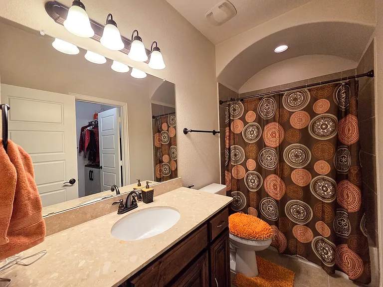 Guest Bathroom 3a (Upstairs)