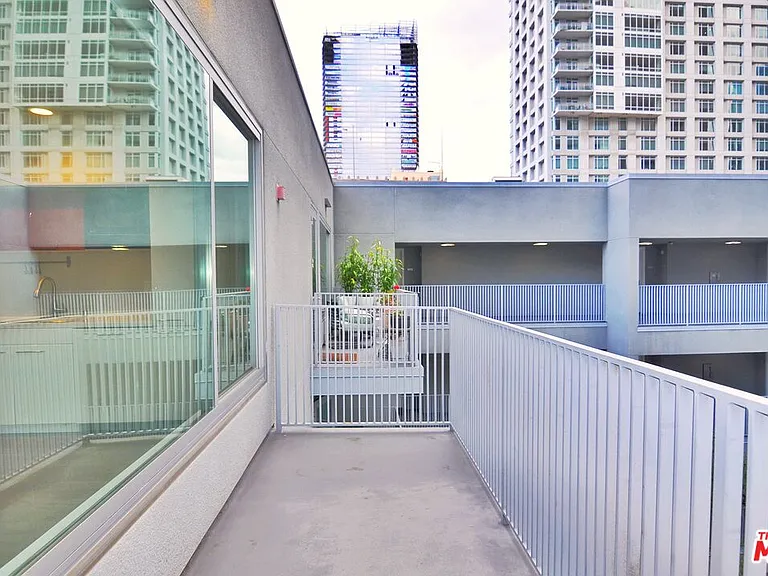 901 S Flower St #709 — Photo 6