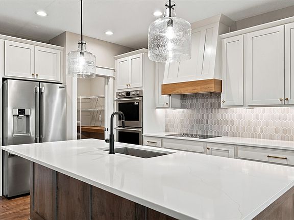 2nd image of 1201 Willow Dr