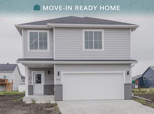 956 David Dr, Grand Forks, ND 58202