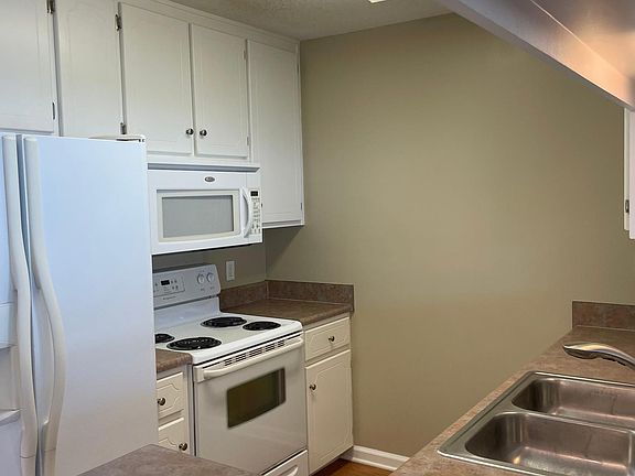 Kitchen: refrigerator & microwave are not the ones pictured, new ones installed 5/30