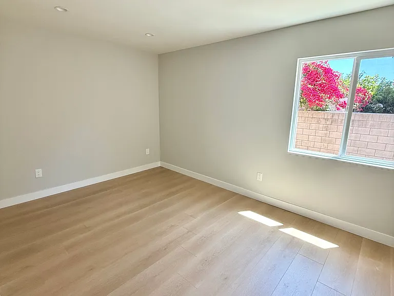 3440 N Vineland Ave — Photo 11