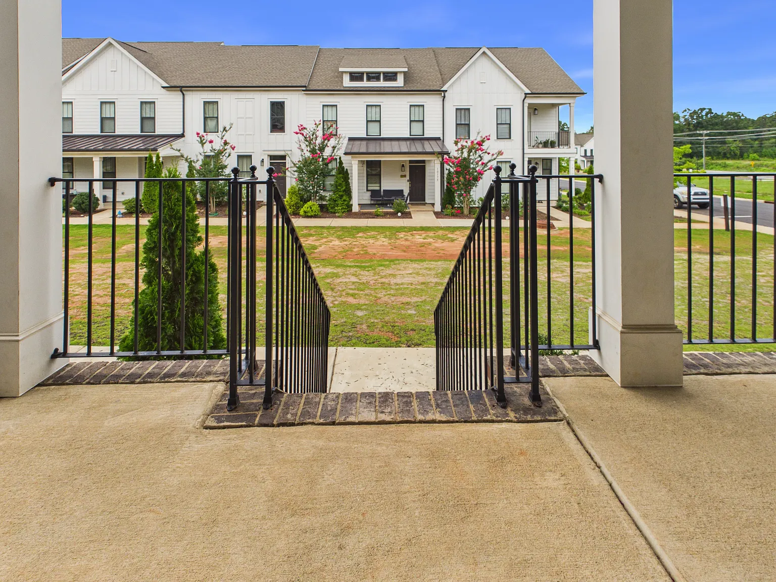 3 bed, 2.5 bath, 2200 sqft, $2,350 — Photo 3