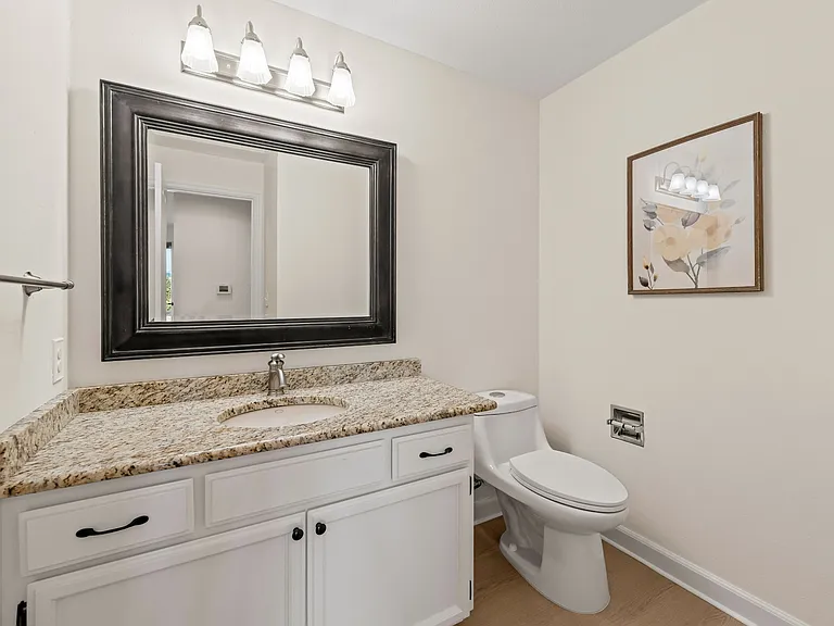 Main floor 1/2 bath