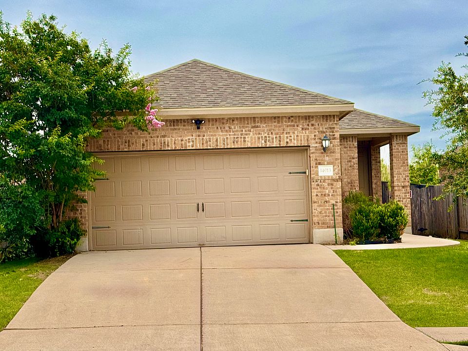 Great curb appeal. Front yard lawn maintenance included in rent!