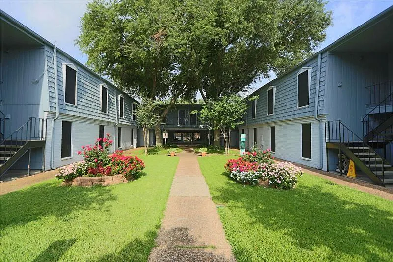 2 bed, 1.5 bath, 1020 sqft, $1,450 — Photo 1