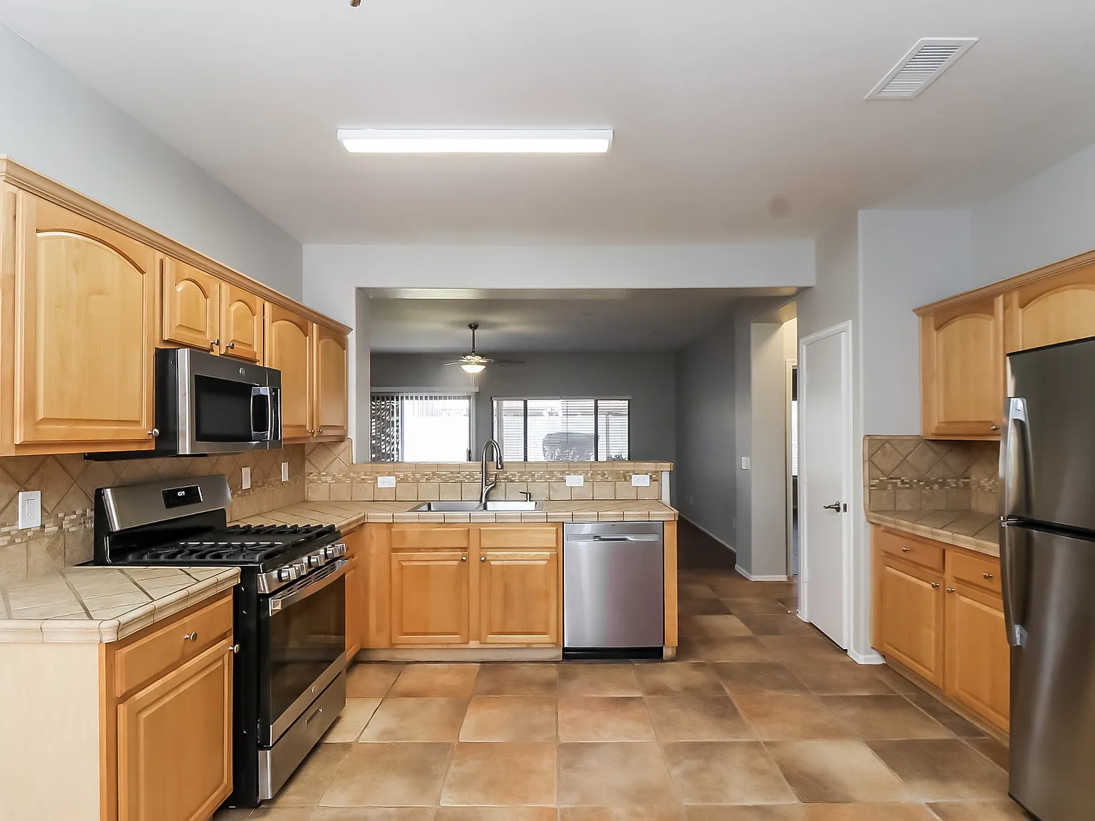 3 bed, 1597 sqft, $1,995 — Photo 4