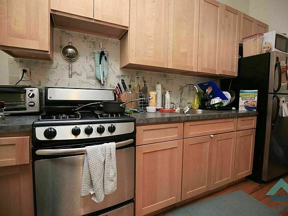 2nd image of 654 Park Pl #3LLB