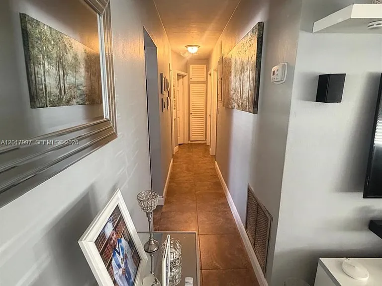 621 SW 71st Ter — Photo 4