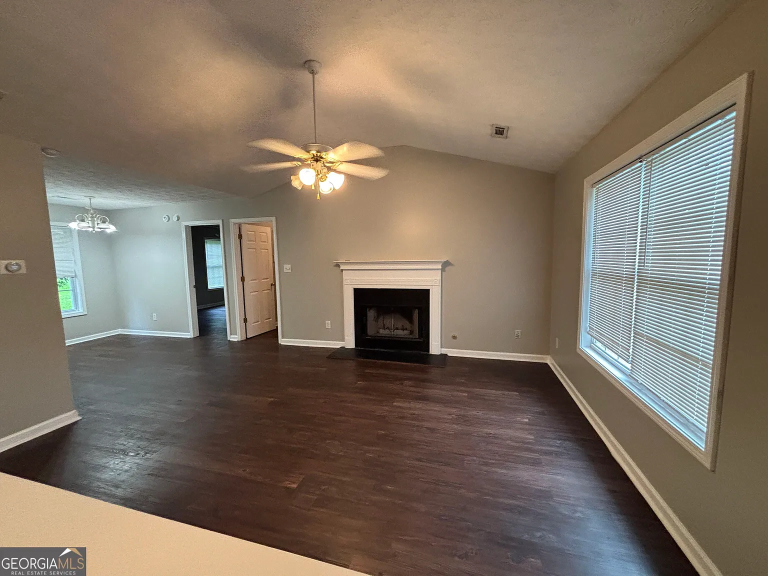 3 bed, 2.0 bath, 1303 sqft, $2,000 — Photo 3