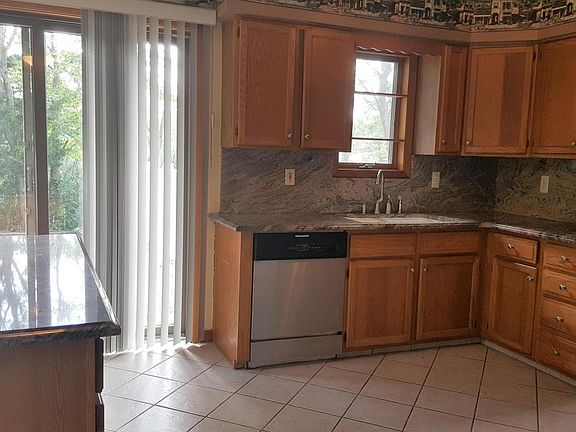 3rd image of 305 Maine St