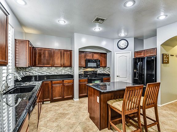 4th image of 572 E Baker Dr