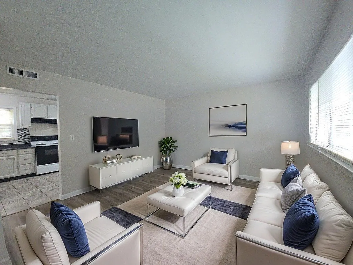 1011 Blakley Dr — Photo 2