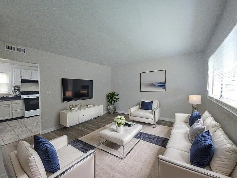 1011 Blakley Dr — Photo 2