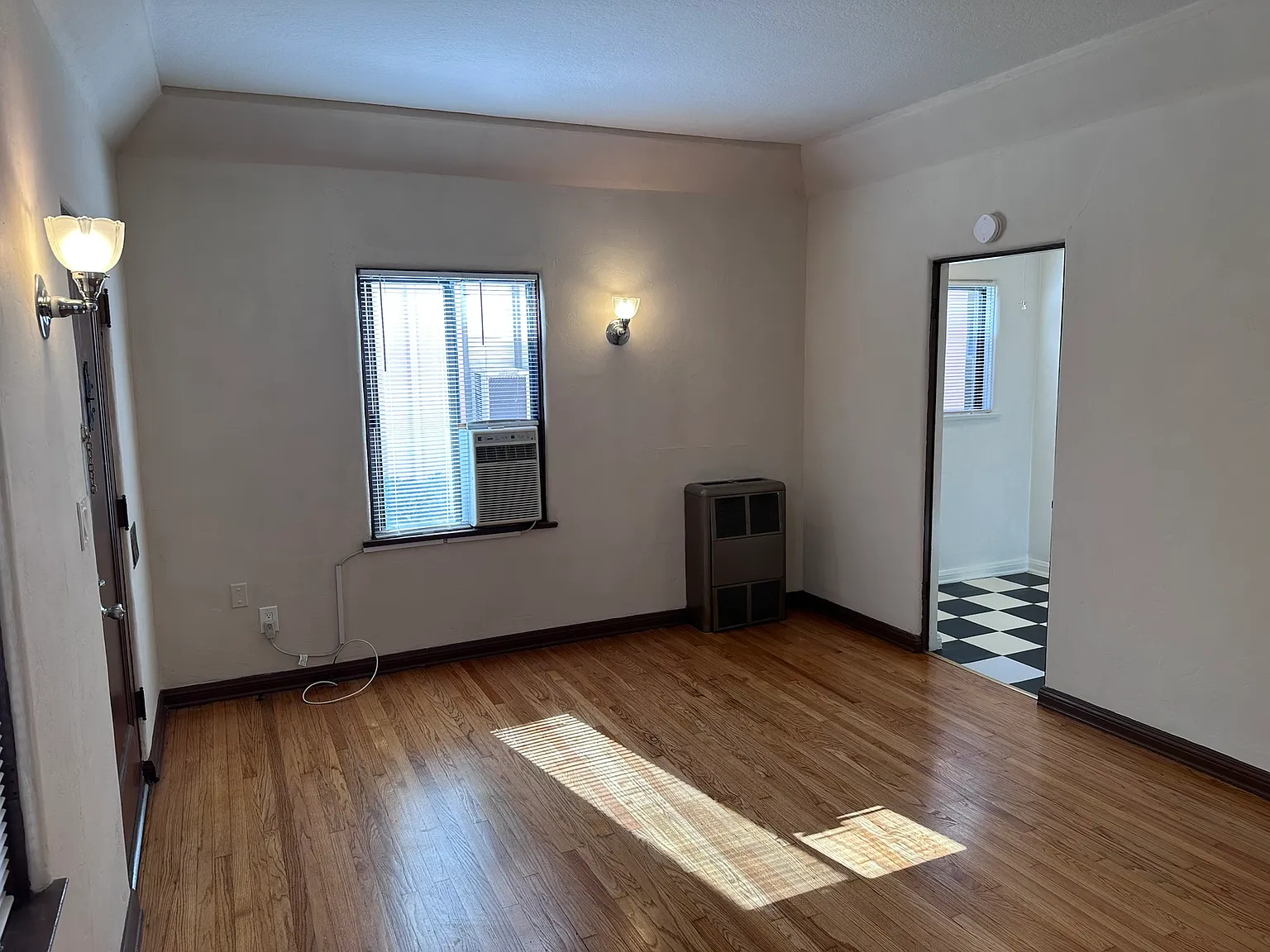 Studio, 450 sqft, $1,995 — Photo 4