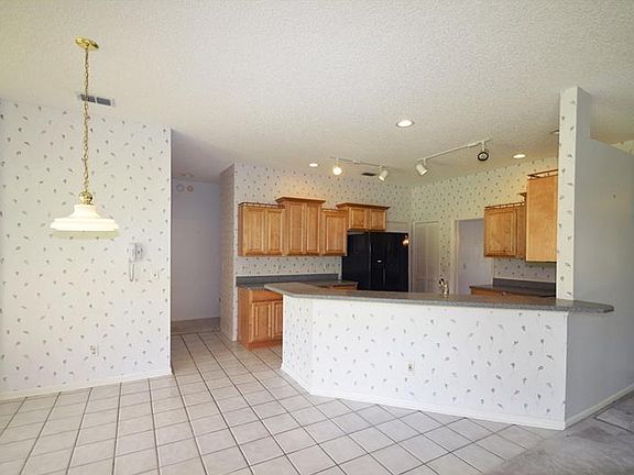 4th image of 2105 Knollview Ct