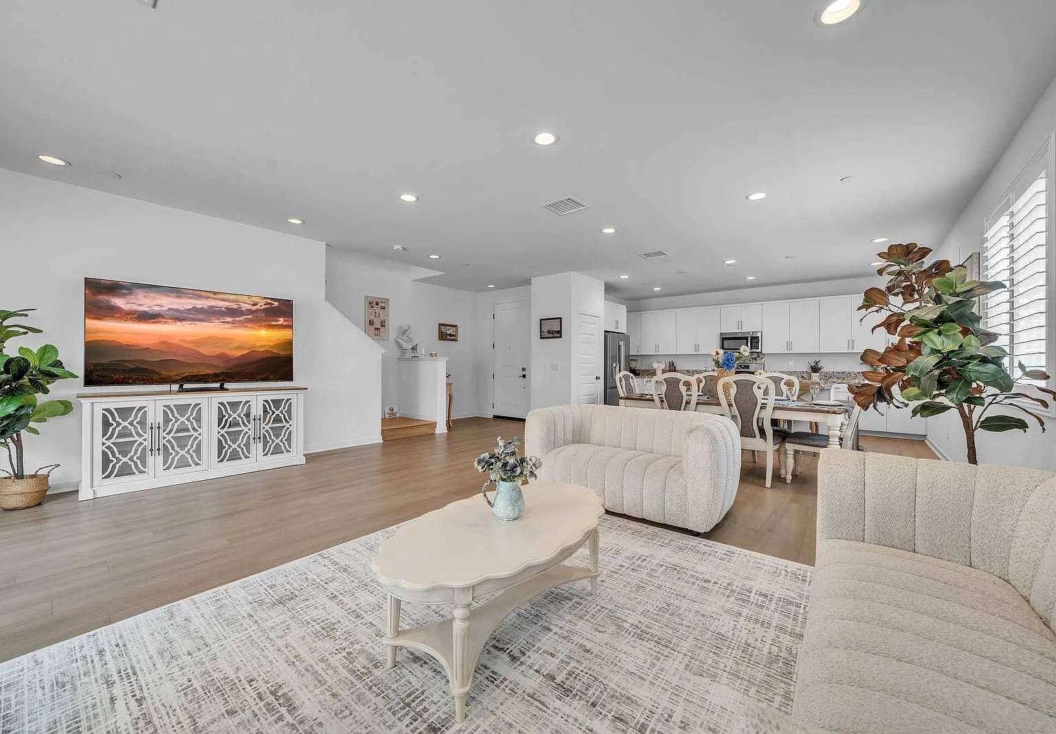 5 bed, 2748 sqft, $7,000 — Photo 2