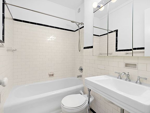 4th image of 24 5th Ave APT 520