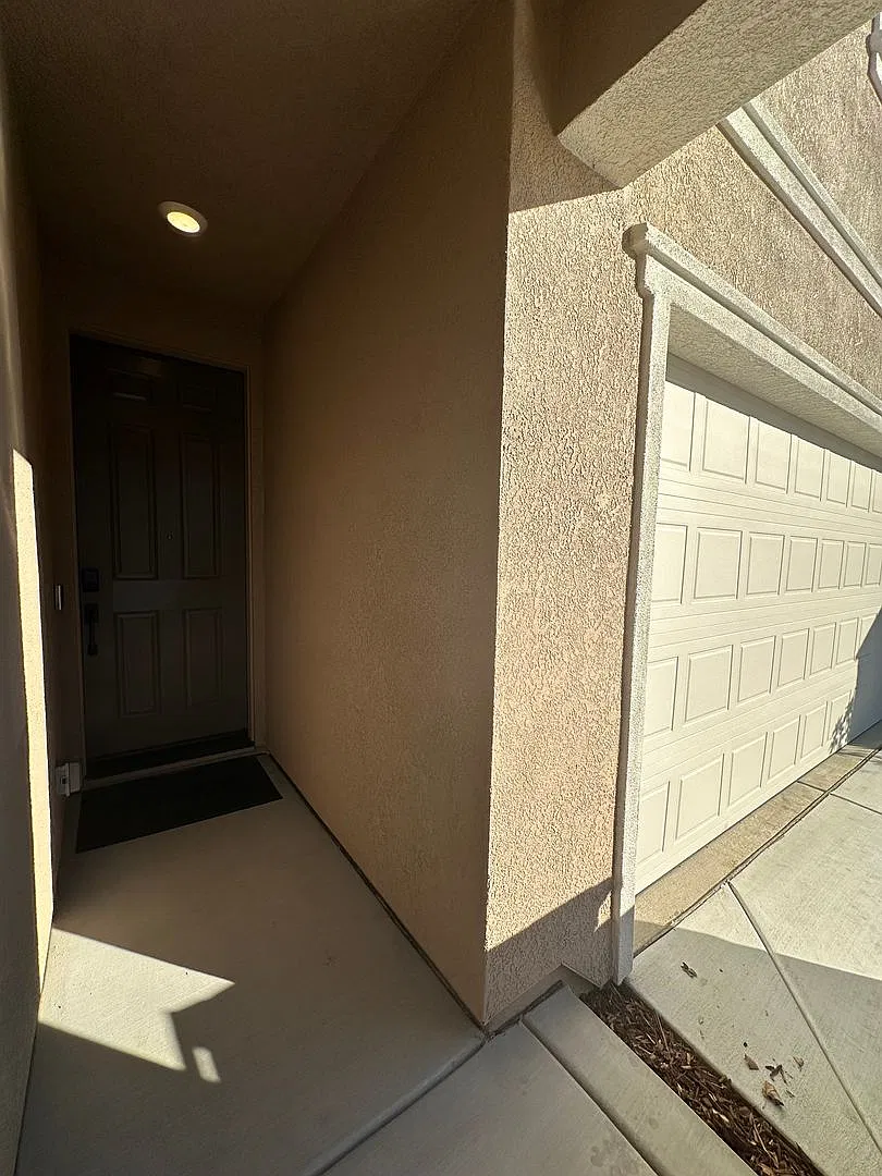 Corner Lot Home In Folsom — Photo 2