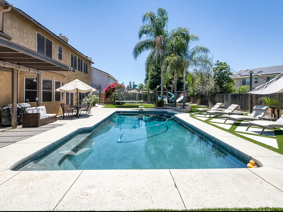 9427 N Winery Ave