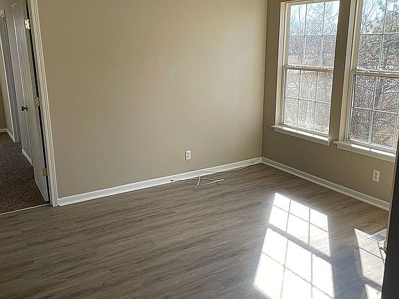 5th image of 617 S Woodson Ln