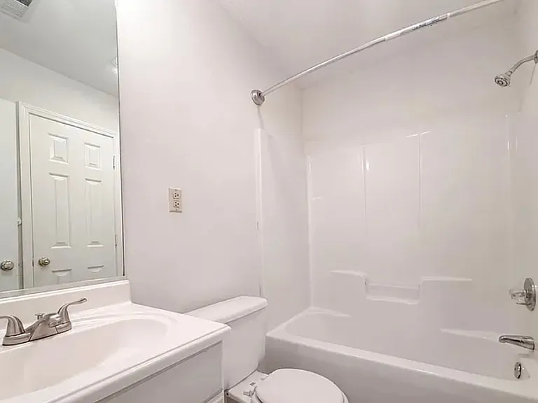 221 Grandview Dr — Photo 2