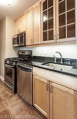 4th image of 30 W 63rd St APT 16N