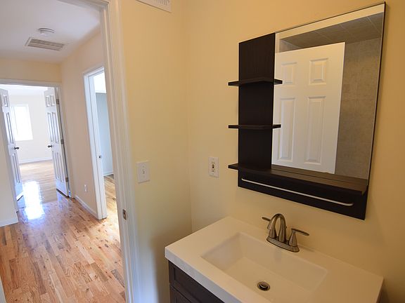 5th image of 3908 Victory Blvd