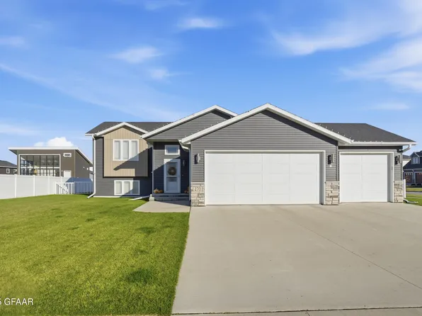270 Sandpiper Ln, Grand Forks, ND 58201