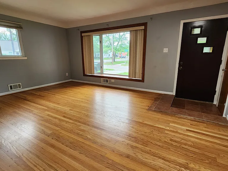 1704 Rowland Ave — Photo 2