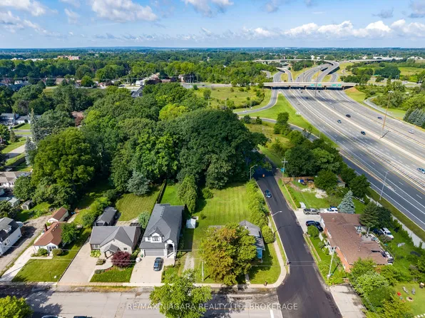 5469 Prince Edward Ave, Niagara Falls, ON L2G 5H7