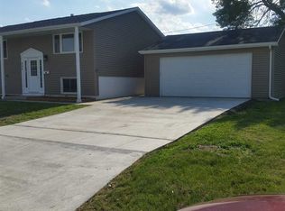 205 Greenbrier Rd, Waterloo, IA 50703